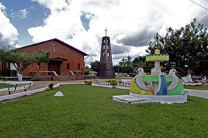 Praça da igreja, Mojuí dos Campos (PA)